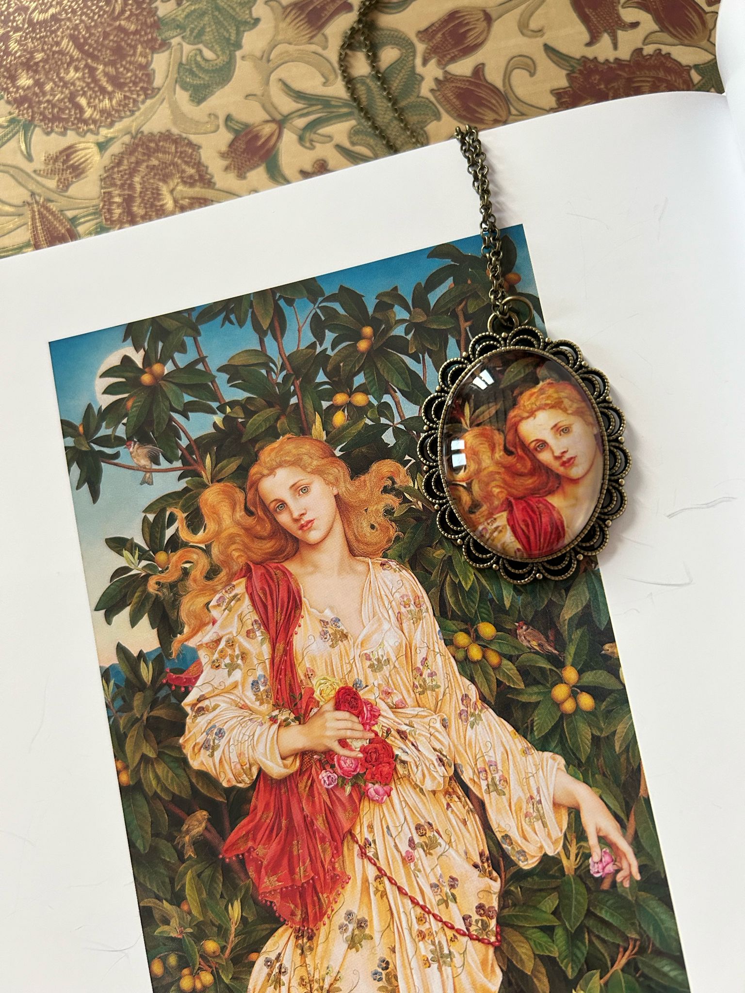 Collana ispirata al dettaglio del quadro Flora di Evelyn De Morgan, del 1894.