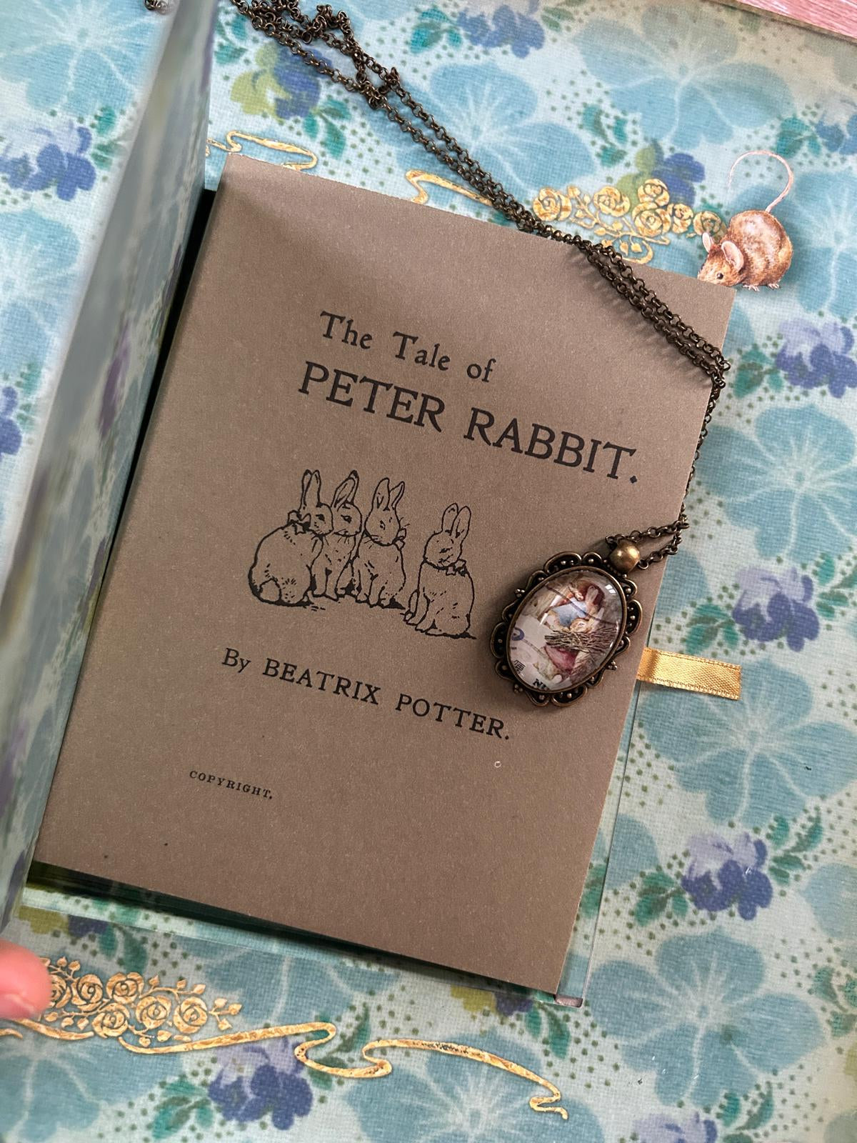 Collana Peter rabbit fa legna per l'inverno