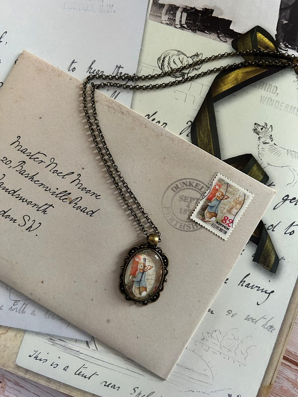 Collana Peter rabbit che spedisce una lettera