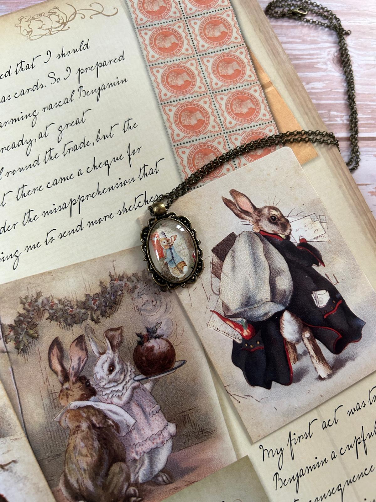 Collana Peter rabbit che spedisce una lettera